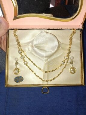 Vintage Trifari Ear Ring And Necklace Set